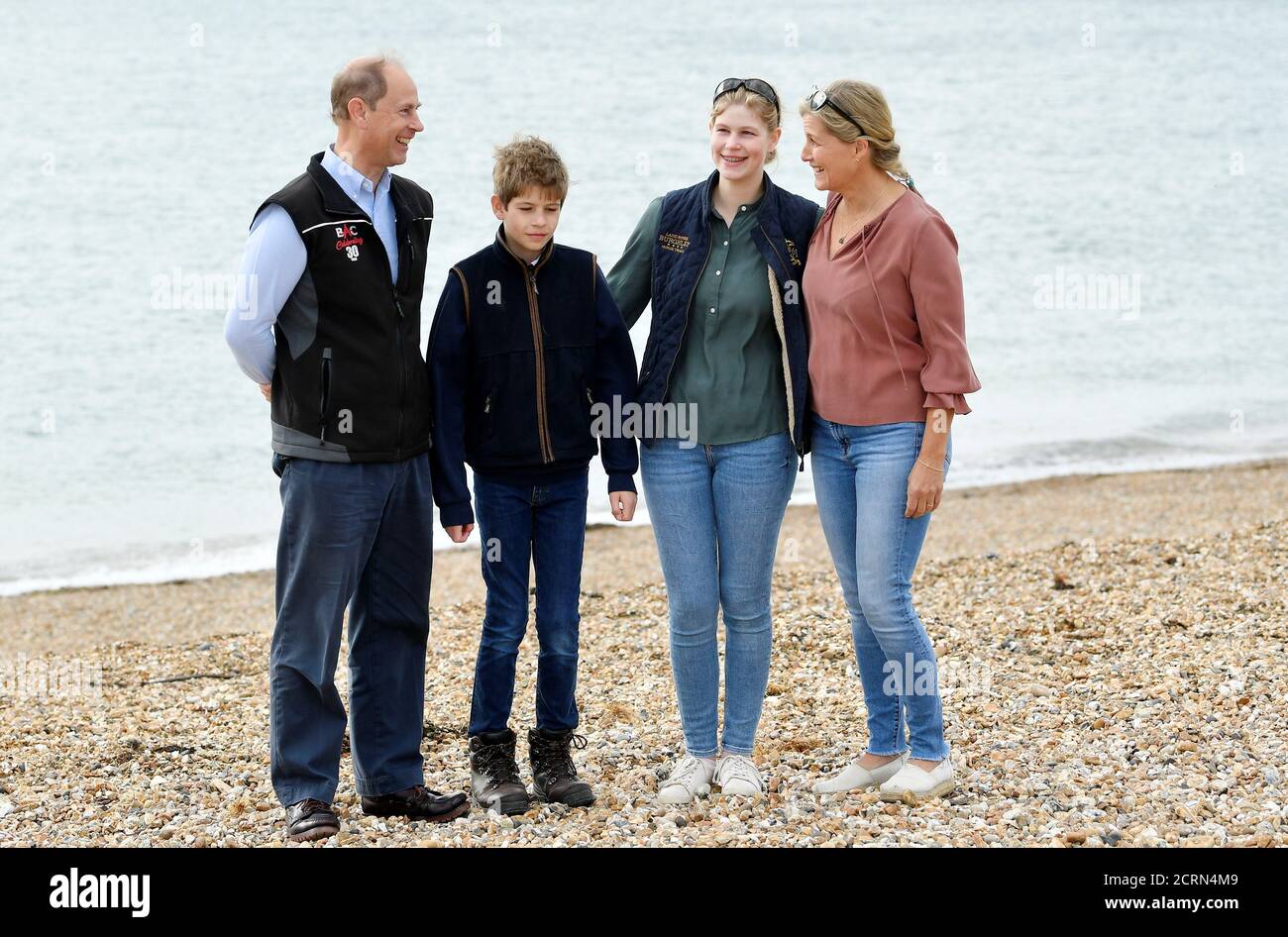 El conde y la condesa de Wessex para participar en una Gran Limpieza de Playa Británica con sus hijos, Lady Louise Windsor y James Viscount Severn, en Southsea. Foto de stock