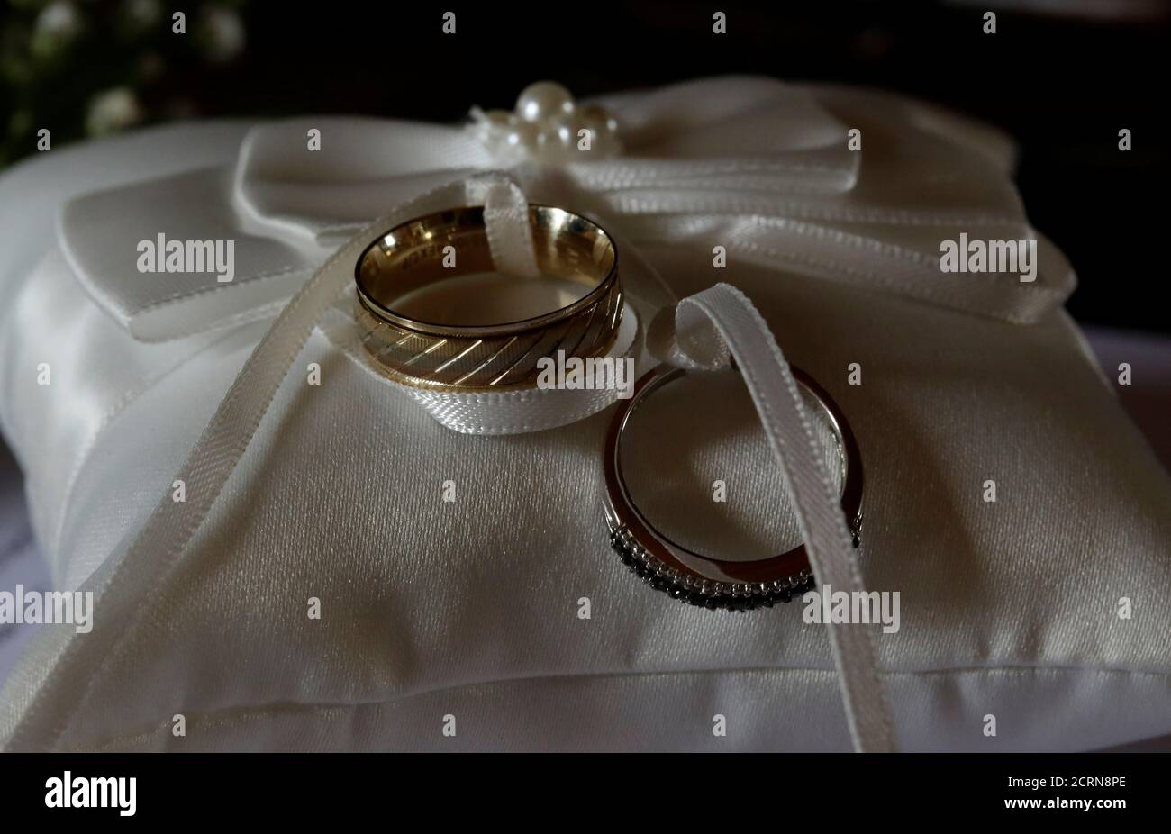 Los anillos de boda se ven antes de una boda en una iglesia católica en  Heredia, Costa Rica 20 de mayo de 2018. REUTERS/Juan Carlos Ulate  Fotografía de stock - Alamy