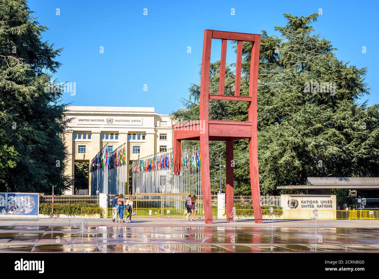 La escultura "Broken Chair" se encuentra en la plaza de las Naciones, frente al Palacio de las Naciones, sede de la Oficina de las Naciones Unidas en Ginebra, Suiza. Foto de stock