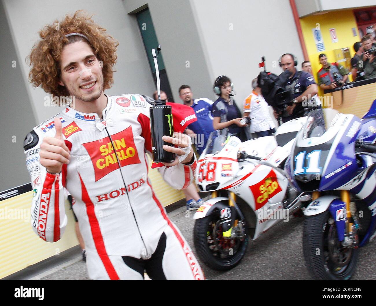 El piloto de Honda MotoGP Marco Simoncelli de Italia sonríe después de  tomar el tercer lugar en la sesión de calificación del Gran Premio de  Motociclismo italiano en el circuito de Mugello