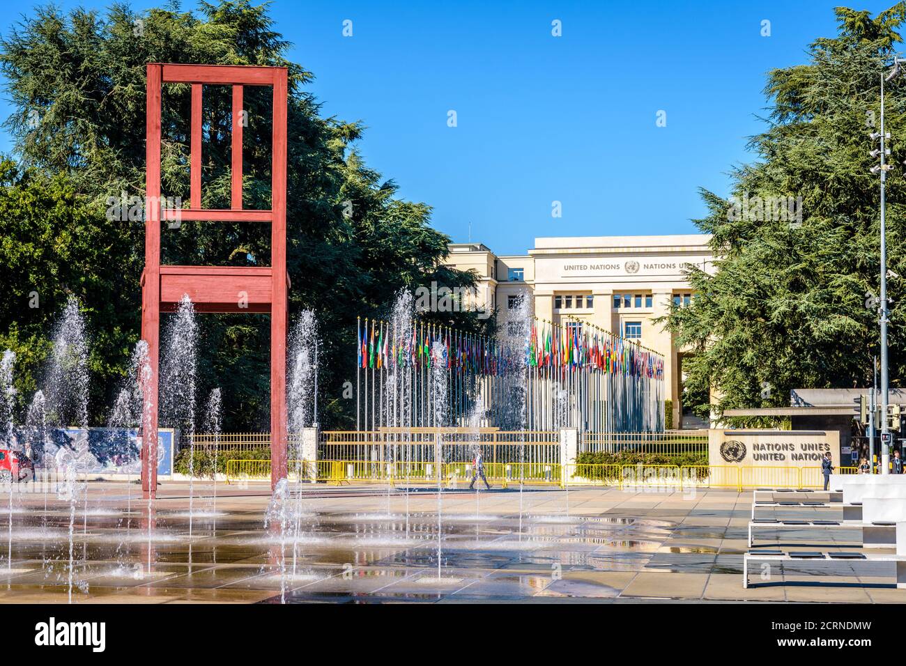 La escultura "Broken Chair" se encuentra en la plaza de las Naciones, frente al Palacio de las Naciones, sede de la Oficina de las Naciones Unidas en Ginebra, Suiza. Foto de stock