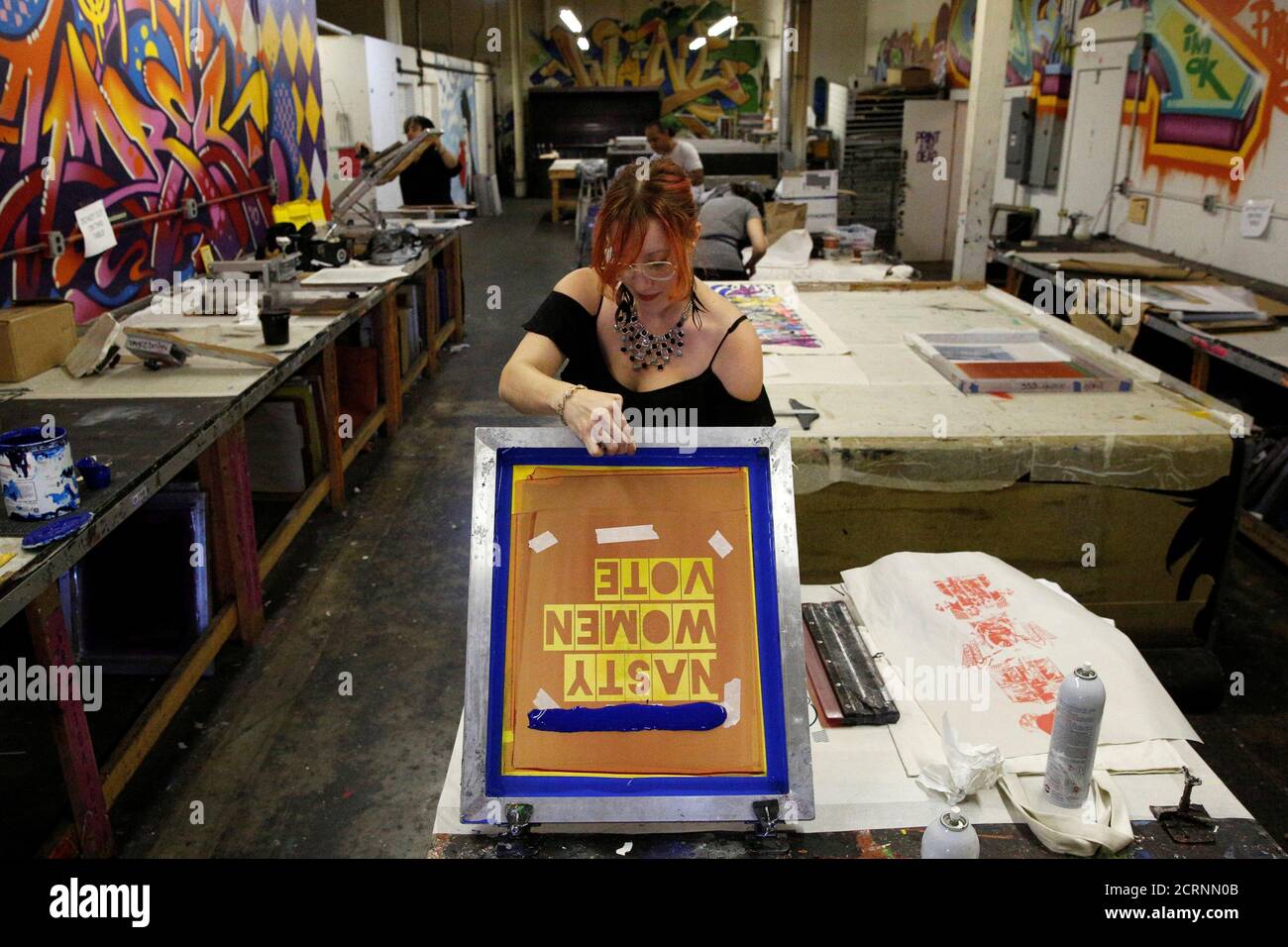 Bob Bland, CEO y fundador de Manufacture NY y nastywoman.co prepara la pantalla para hacer la primera camiseta con las palabras 'Nasty Women Vote' en el Gowanus Print Lab en el distrito de Brooklyn de la ciudad de Nueva York, EE.UU., 24 de octubre de 2016. REUTERS/Brendan McDermid Foto de stock
