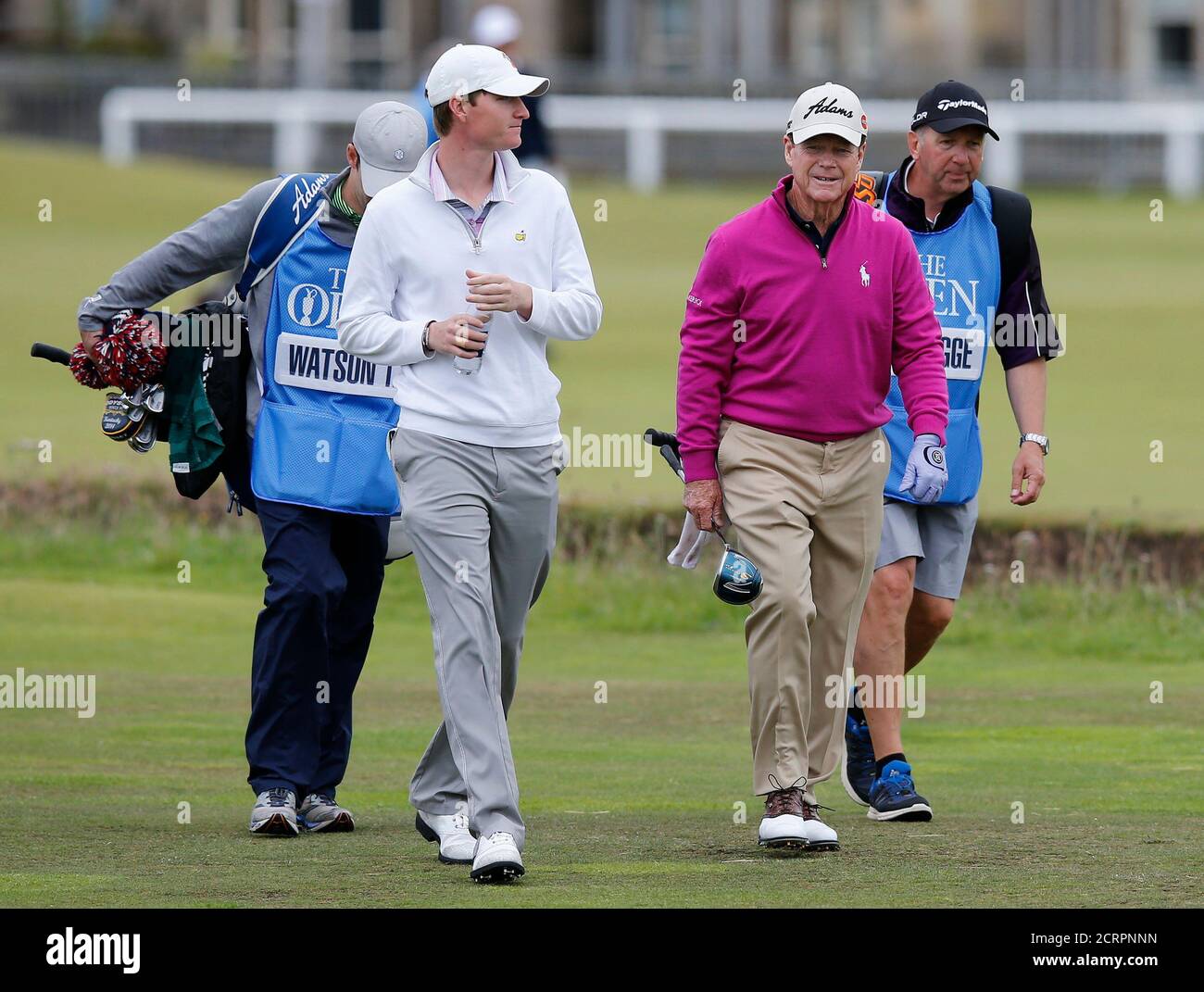 Tom Watson (2do R) de los EE.UU. Con Jordan Niebrugge de los EE.UU. Durante una ronda de práctica antes del campeonato de golf British Open en el Old Course en St. Andrews, Escocia, 13 de julio de 2015. REUTERS/Paul Childs Foto de stock