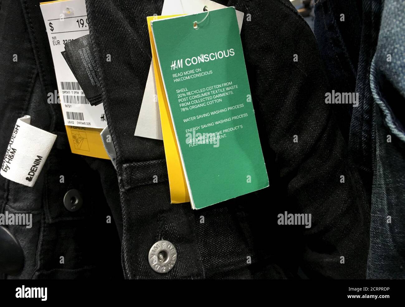 Una etiqueta consciente de H&M se ve en un par de pantalones en su tienda  en Nueva York 7 de diciembre de 2015. Para coincidir CON  CLIMATECHANGE-CUMBRE/CONSUMIDORES REUTERS/Shannon Stapleton Fotografía de  stock -