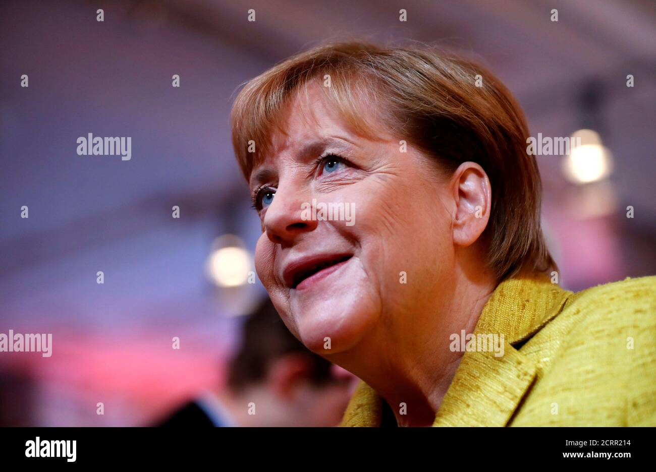La canciller alemana Angela Merkel asiste a un desayuno con seguidores en el centro de reunión de la campaña electoral del partido de la Unión Demócrata Cristiana (CDU) en Berlín, Alemania, 23 de septiembre de 2017. REUTERS/Fabrizio Bensch Foto de stock