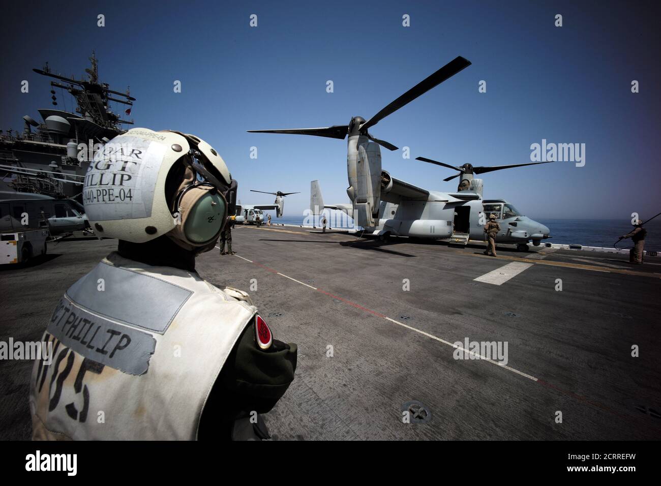 A safety officer is seen on the flight deck onboard the USS Boxer (LHD 4) as MV-22 Osprey gets ready to take off during its first day of striking Islamic State-held positions in Iraq from the Arabian Gulf, June 16, 2016. REUTERS/Hamad I Mohammed Foto de stock