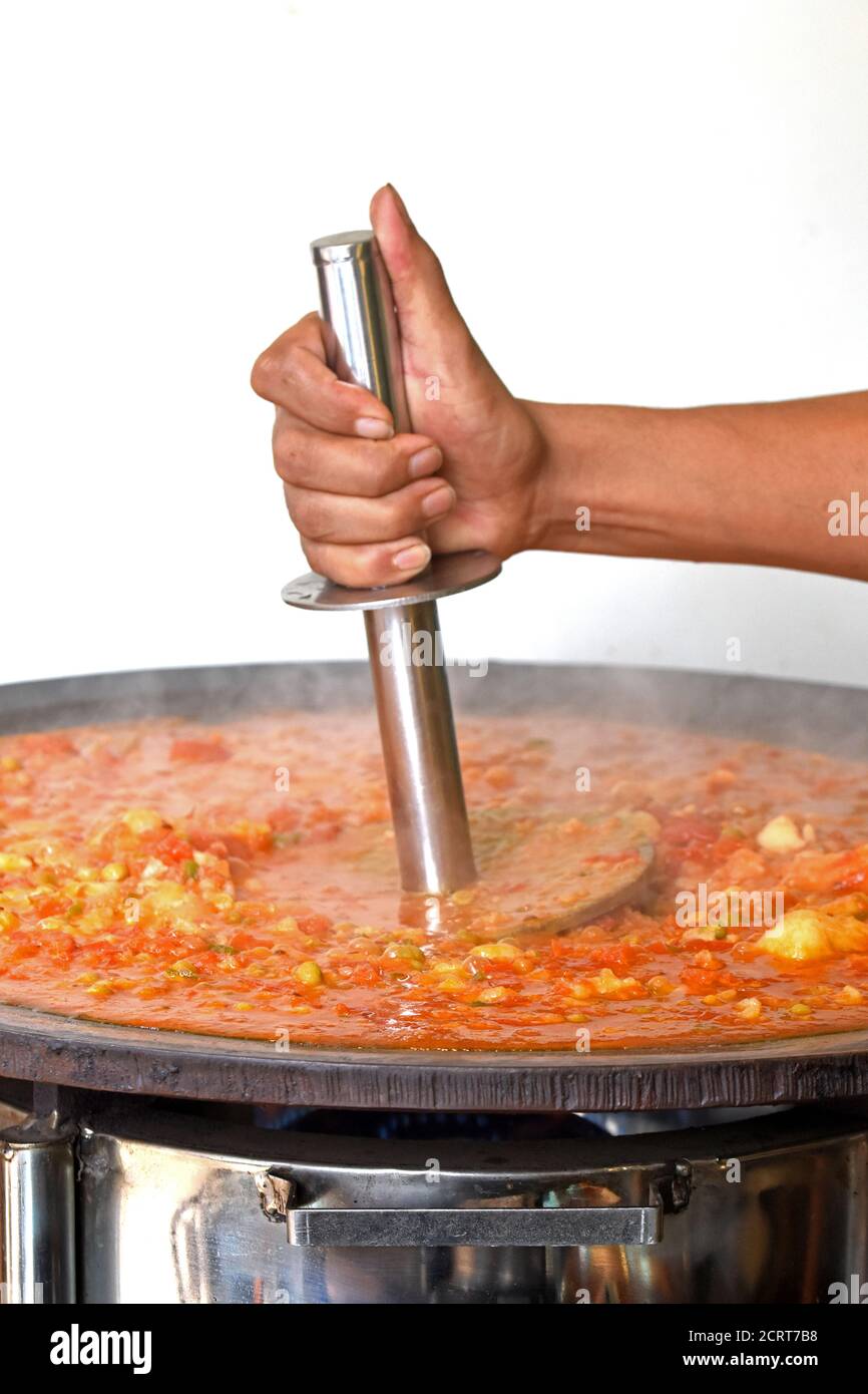 PAV Bhaji cocido en las calles de la India, India Mumbai comida Pav bhaji, Pav Bhaji es un plato de comida rápida de la India, curry vegetal espeso y picante, Foto de stock