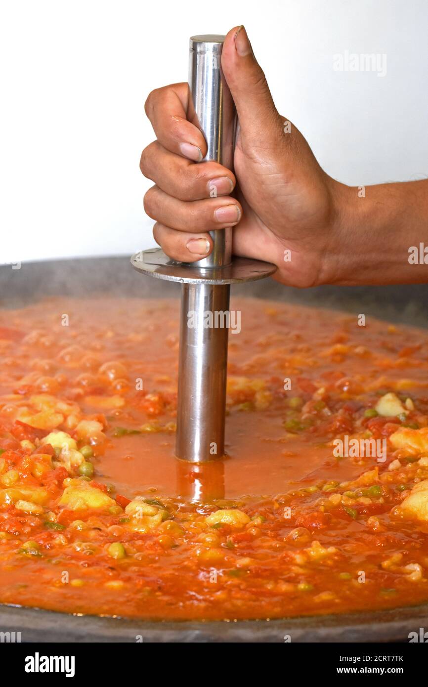 PAV Bhaji cocido en las calles de la India, India Mumbai comida Pav bhaji, Pav Bhaji es un plato de comida rápida de la India, curry vegetal espeso y picante, Foto de stock