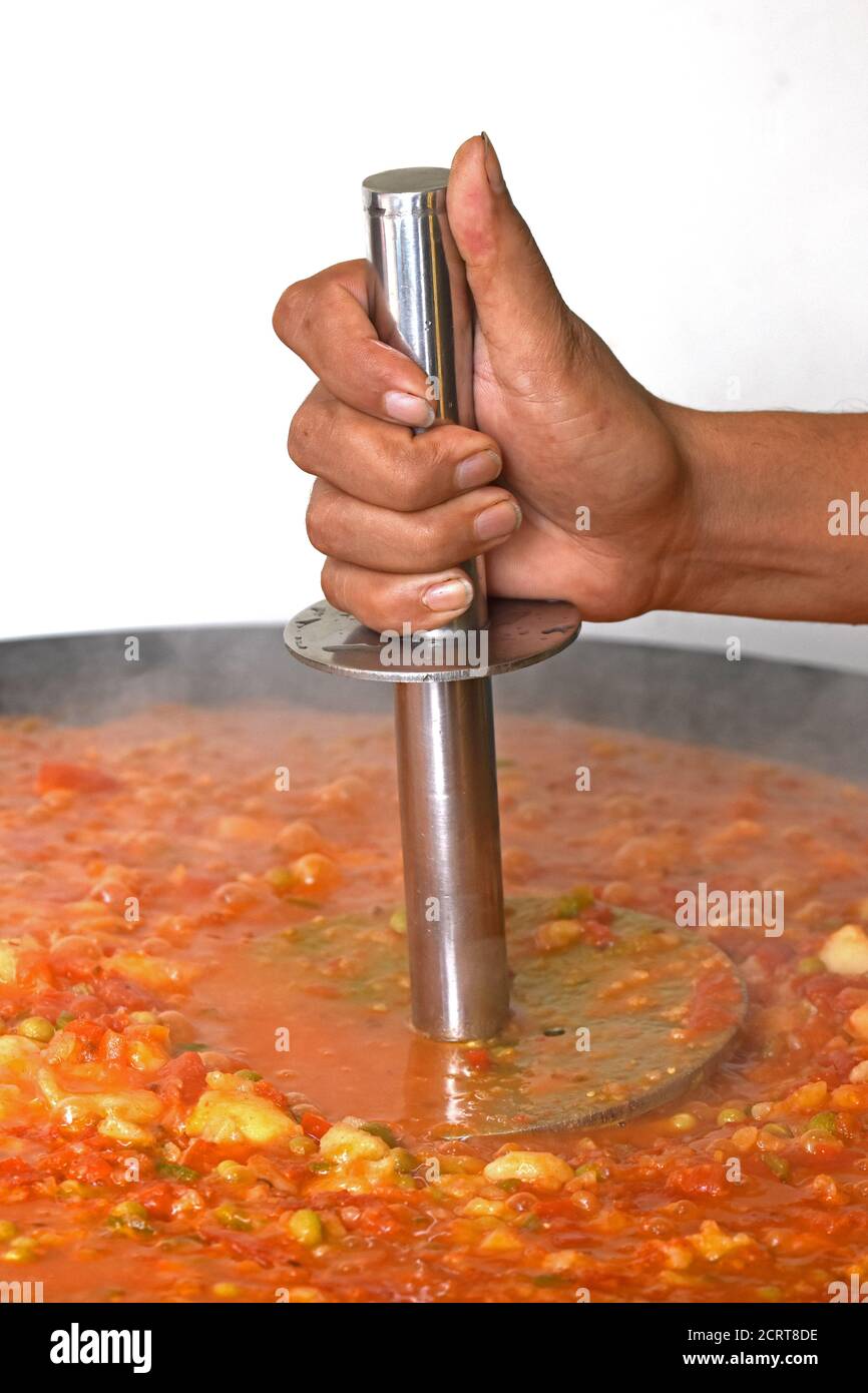 PAV Bhaji cocido en las calles de la India, India Mumbai comida Pav bhaji, Pav Bhaji es un plato de comida rápida de la India, curry vegetal espeso y picante, Foto de stock