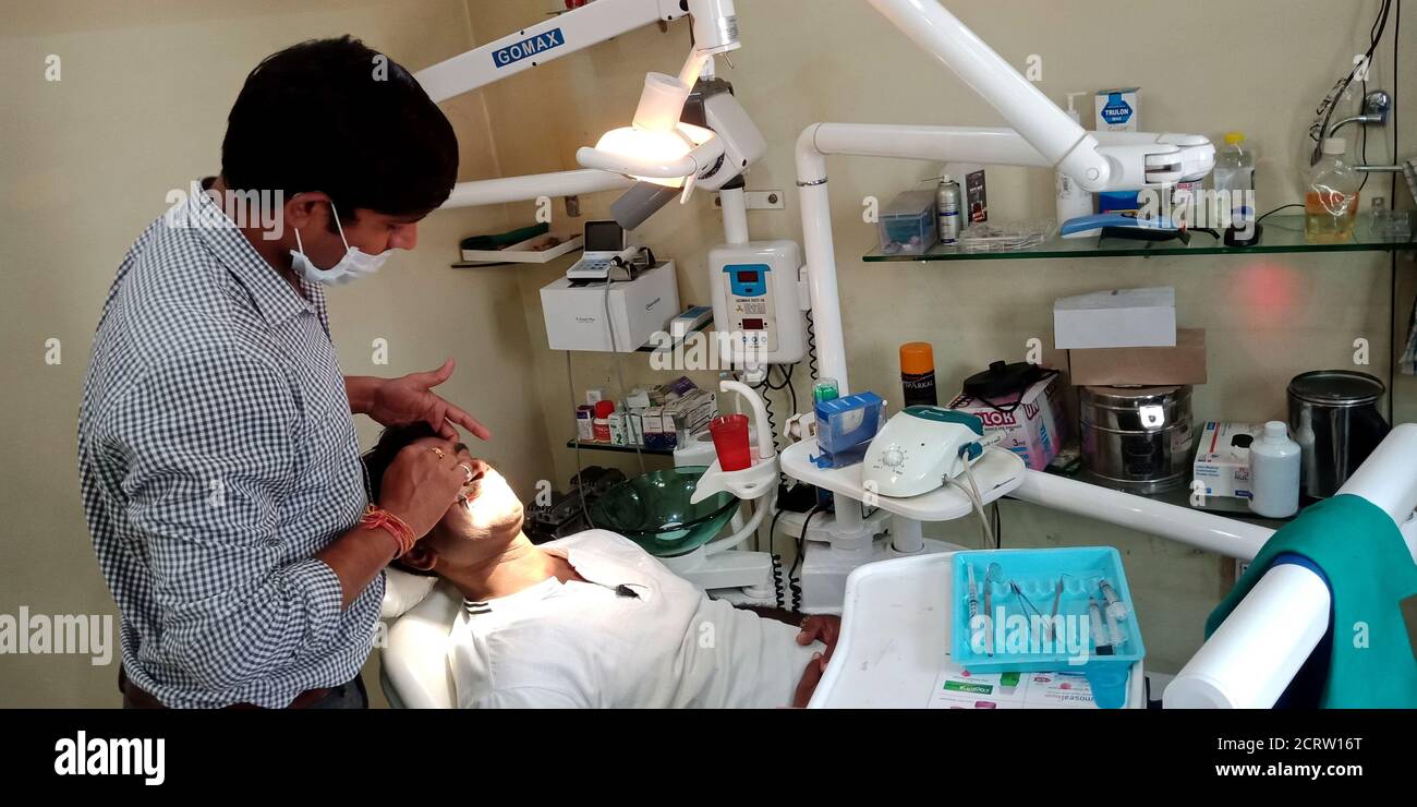 DISTRITO DE KATNI, INDIA 29 DE SEPTIEMBRE de 2019 Un dentista