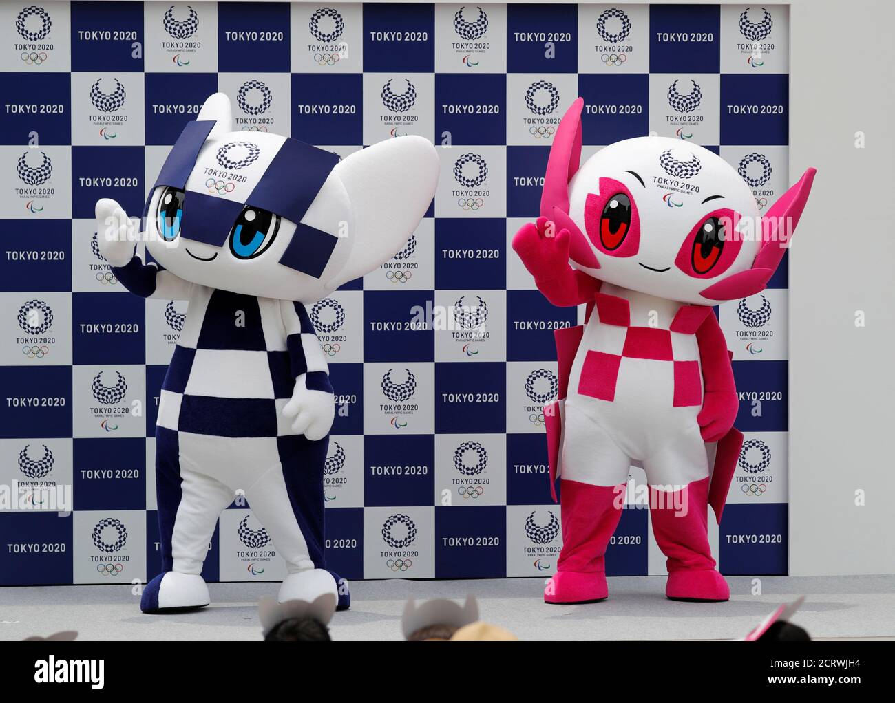 Tokio 2020 la mascota de los Juegos Olímpicos Miraitowa y la mascota  Paralímpica Someity ondean en el escenario durante el debut de las mascotas  en Tokio, Japón, el 22 de julio de