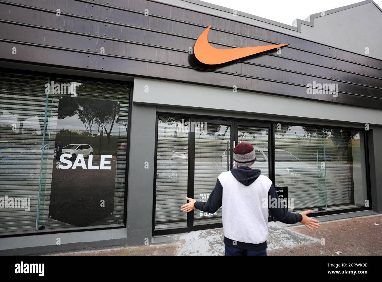 Nike store fotografías e imágenes de alta resolución - Página 3 - Alamy