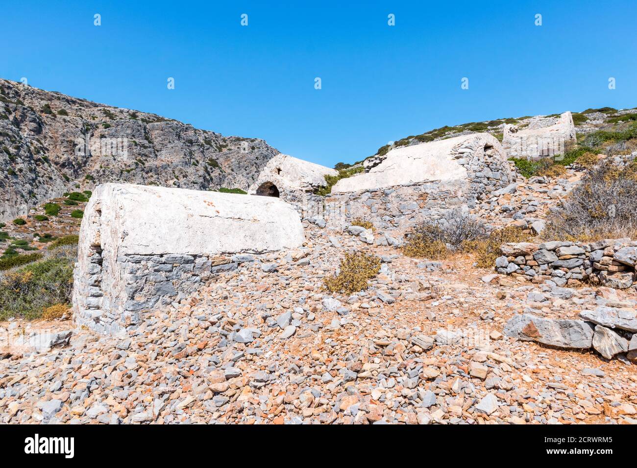 Vista panorámica de las ruinas del pueblo pirata en la isla de Saria, isla de Karpathos, Grecia Foto de stock
