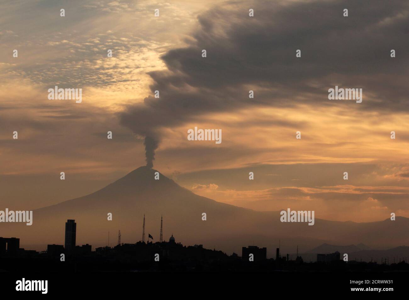 The Popocatepetl volcano spews a cloud of ash and steam high into the air in Puebla May 11, 2012. Mexico last month raised the alert level for the volcano Popocatepetl, 50 miles (80 km) southeast of Mexico City, after it began pumping out red-hot fragments of rock and ash. The country has been closely monitoring the 17,900-foot (5,450-metre) volcano, which has prompted school classes in nearby villages to be suspended on days of higher activity. REUTERS/Imelda Medina (MEXICO - Tags: ENVIRONMENT) Foto de stock