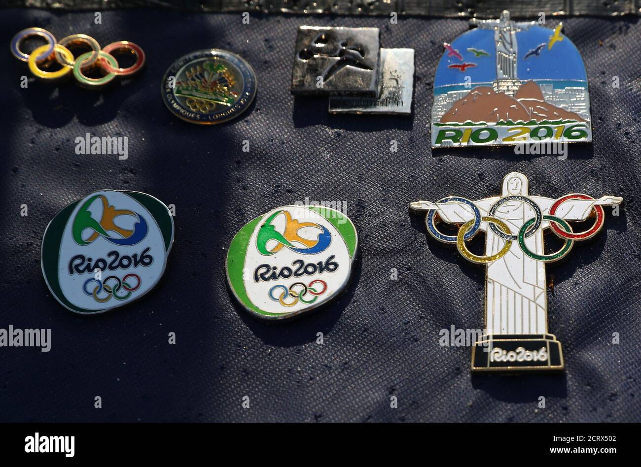 A Pin Trader Displays His Pins Ahead Of The 16 Rio Olympics In Rio De Janeiro August 4 16 Reuters Kai Pfaffenbach Fotografia De Stock Alamy A Pin Trader Displays His Pins Ahead Of The 16 Rio Olympics In Rio De Janeiro August 4 16 Reuters Kai Pfaffenbach Fotografia De Stock Alamy