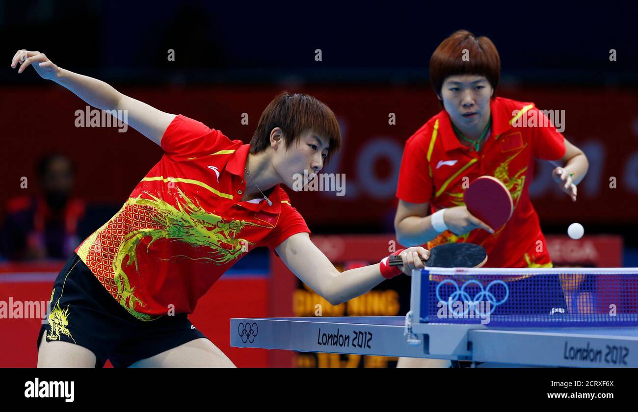 La China Ding Ning (L) y Li Xiaoxia juegan contra las españolas Galia  Dvorak y Sara Ramírez en su primer partido de tenis de mesa redonda de  equipo femenino en la sede