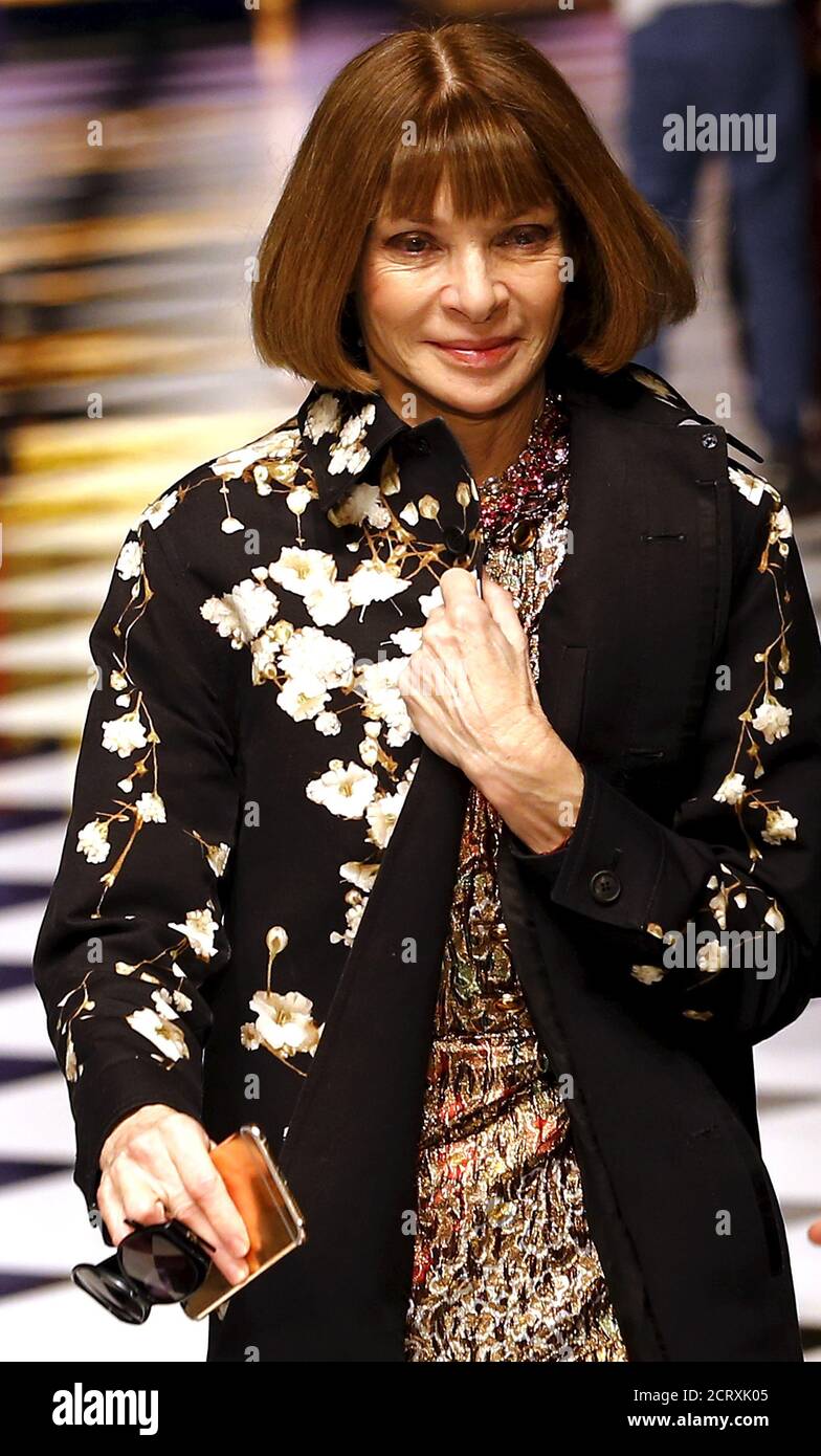 La editora de Vogue EE.UU. Anna Wintour deja la pasarela después de la  colección de mujeres Dolce & Gabbana Otoño/Invierno 2016 durante la Semana  de la Moda de Milán, Italia, 28 de