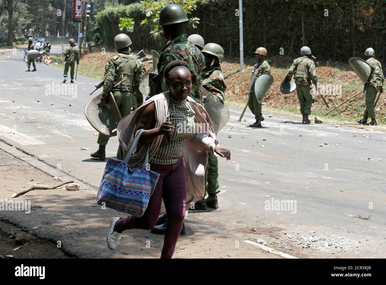 Un estudiante de la Universidad de Nairobi corre mientras policías antidisturbios dispersan a estudiantes protestando contra la detención de un legislador de oposición en Nairobi, Kenia, 28 de septiembre de 2017. REUTERS/Thomas Mukoya Foto de stock