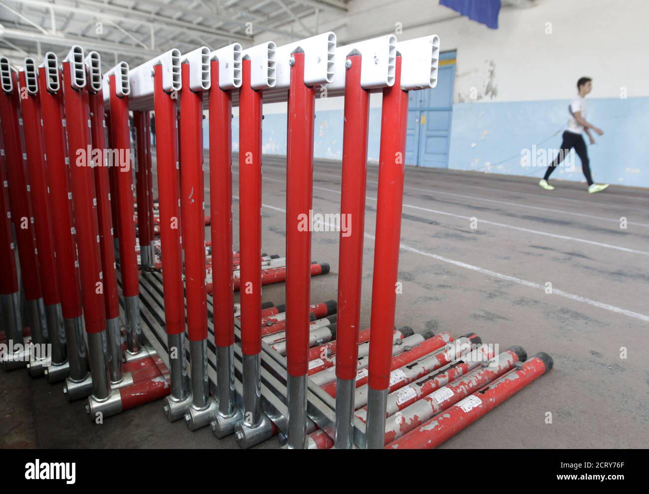 Un deportista entrena en las instalaciones de un estadio local en la ciudad sureña de Stavropol, Rusia, 10 de noviembre de 2015. El Ministerio de Deportes ruso dijo el martes que estaba abierto a una cooperación más estrecha con la Agencia Mundial Antidopaje (AMA) con el fin de eliminar cualquier irregularidad cometida por el organismo de vigilancia antidopaje ruso y su laboratorio acreditado. El lunes, un informe de la comisión antidopaje denunció una corrupción generalizada en Rusia, desencadenando uno de los mayores escándalos de dopaje en la historia del deporte. REUTERS/Eduard Korniyenko Foto de stock