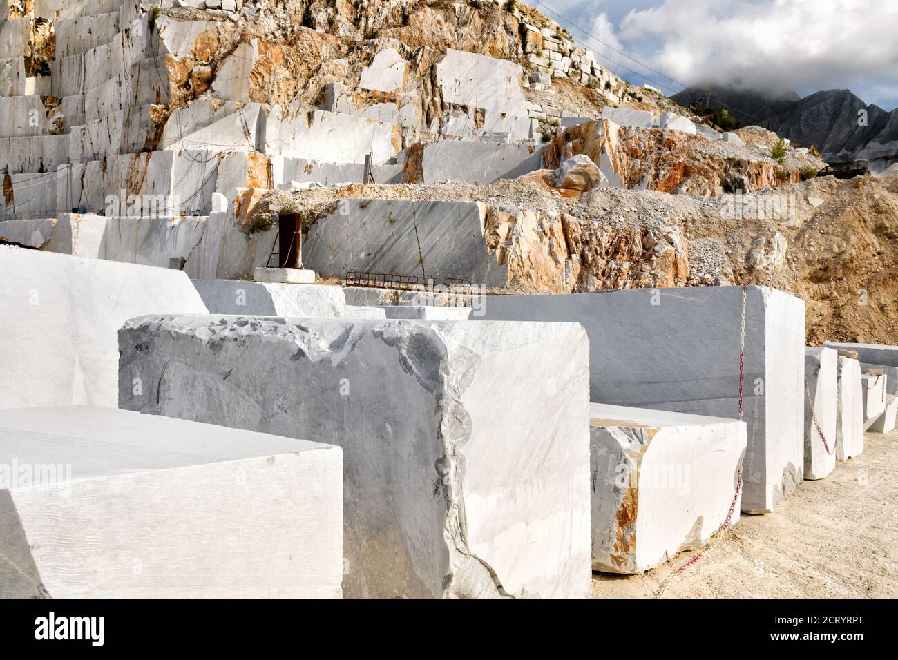 Corte bloques de mármol blanco Carrara en Italia esperando transporte Foto de stock
