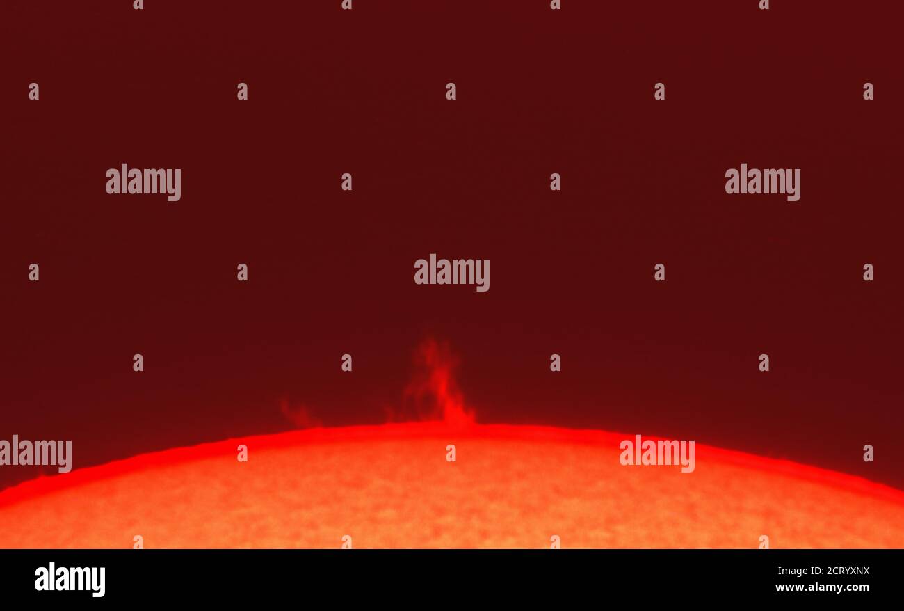 Londres, Reino Unido. 20 de septiembre de 2020. Imagen de primer plano del borde del Sol que revela prominencias gigantes que se rebotan en el espacio desde nuestra estrella más cercana. Imagen captada de forma segura a través de un telescopio con un sistema de filtro solar de hidrógeno. Foto de stock
