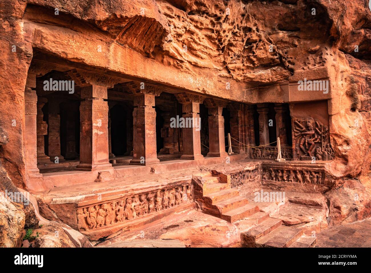 badami cueva nadie la dinastía chalukya arte de piedra antigua de ángulo plano imagen se toma en badami karnataka india, es patrimonio de la unesco y lugar o Foto de stock