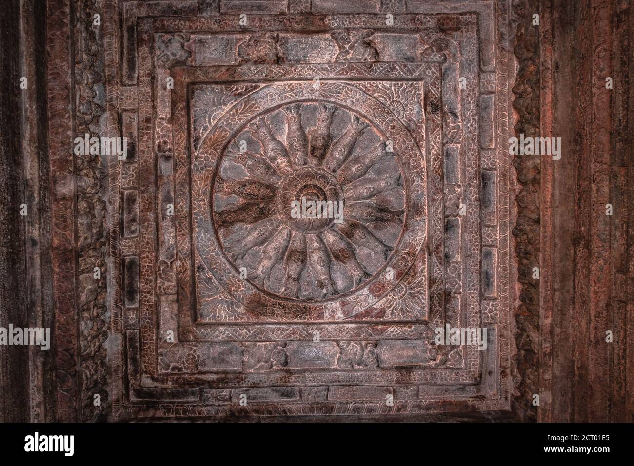 badami esculturas cueva diseño tallado en el techo antiguo arte de piedra en los detalles la imagen se toma en badami karnataka india, es patrimonio de la unesco y pla Foto de stock