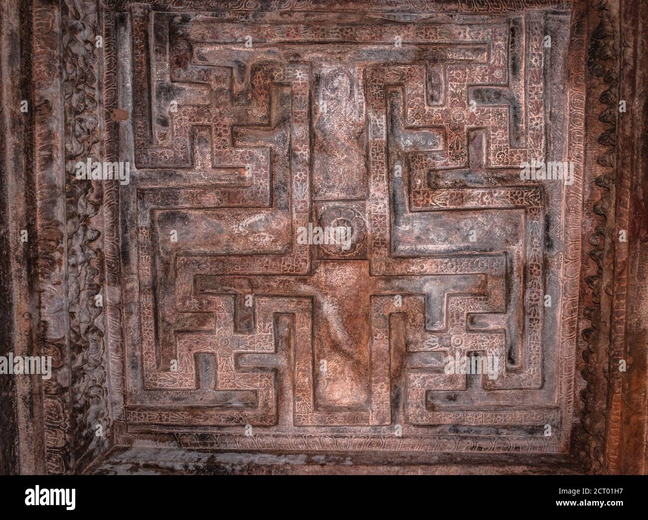 badami esculturas cueva diseño tallado en el techo antiguo arte de piedra en los detalles la imagen se toma en badami karnataka india, es patrimonio de la unesco y pla Foto de stock