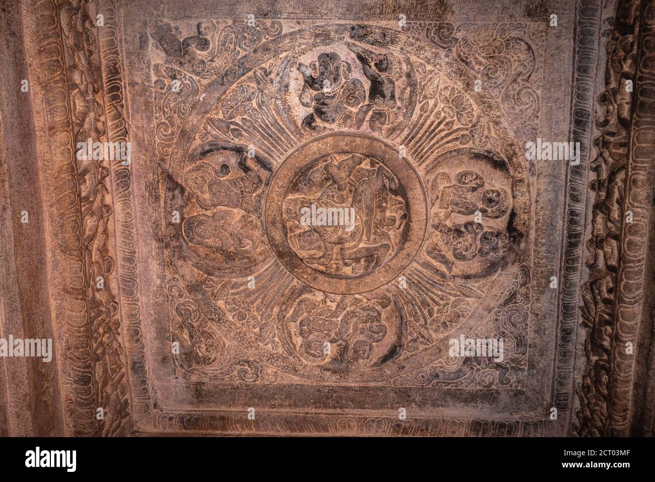 esculturas de la cueva de badami de dioses hindúes tallados en el tejado arte de piedra antigua en detalles la imagen se toma en badami karnataka india. es patrimonio de la unesco Foto de stock
