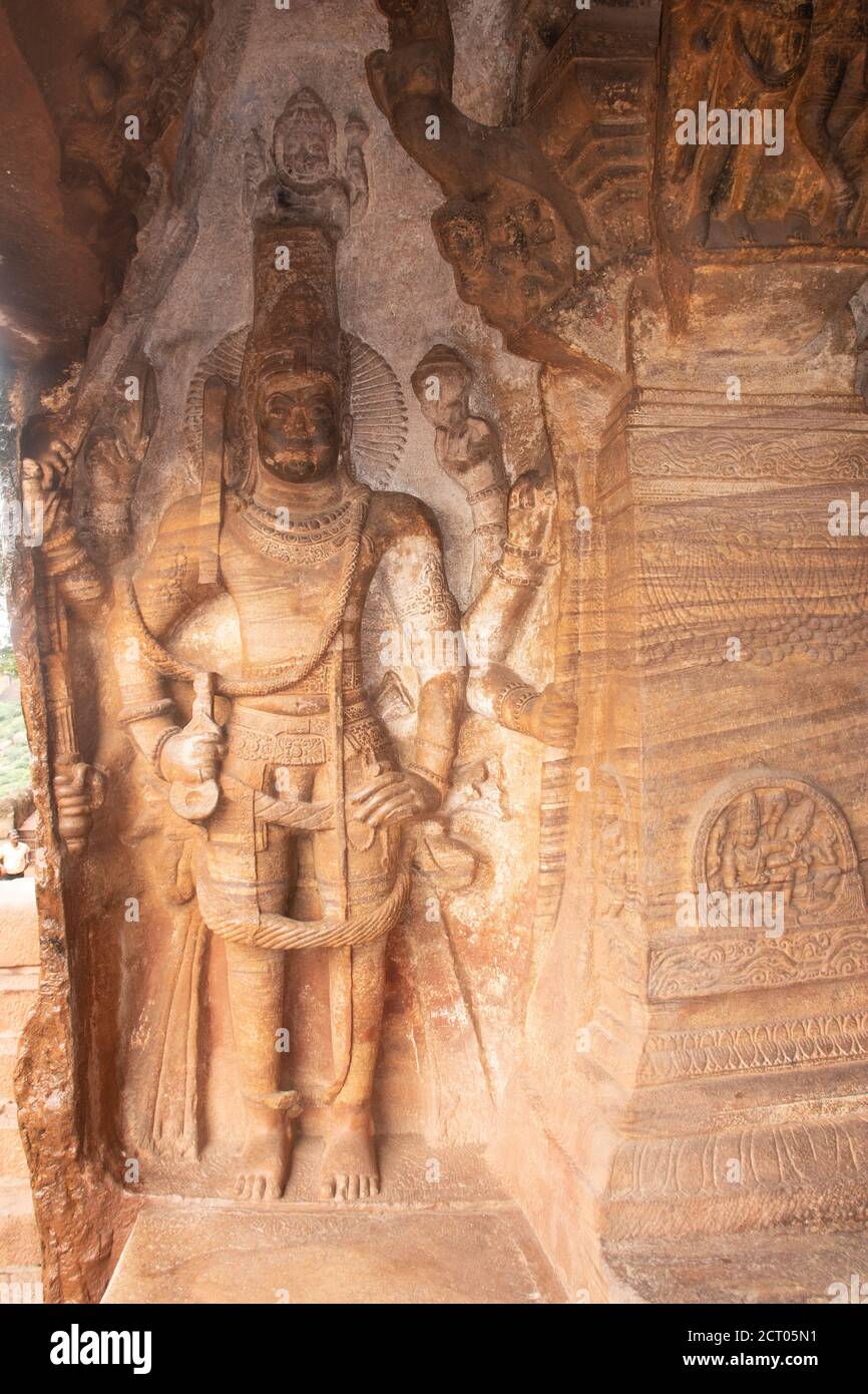 badami cueva esculturas de dioses hindúes tallado en las paredes arte de piedra antigua en detalles la imagen se toma en badami karnataka india. es patrimonio de la unesco Foto de stock