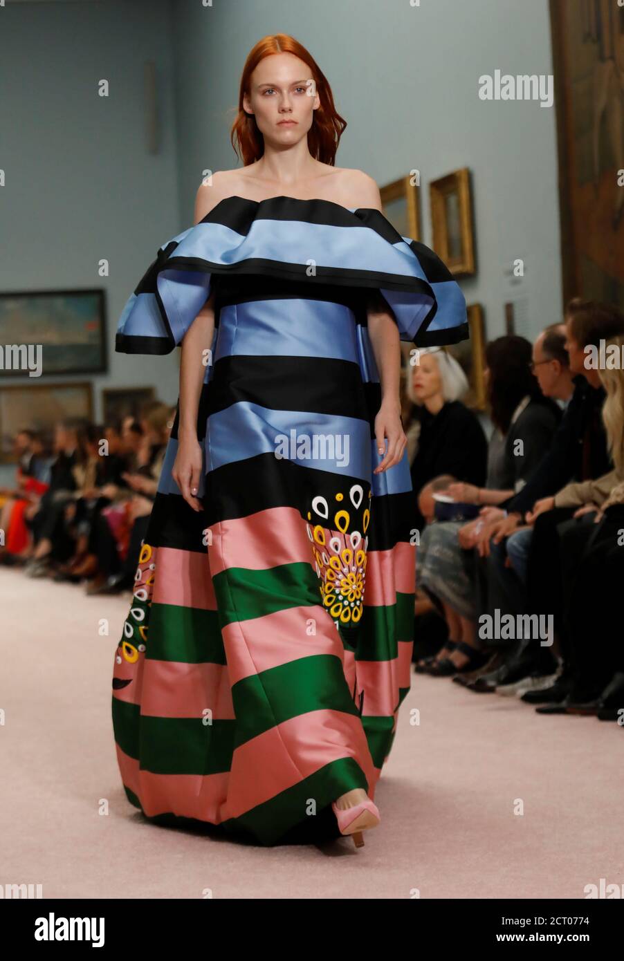 Un modelo presenta creaciones de la colección Carolina Herrera  Spring/Summer 2019 durante la Semana de la Moda de Nueva York en Nueva  York, EE.UU., 10 de septiembre de 2018. REUTERS/Shannon Stapleton Fotografía