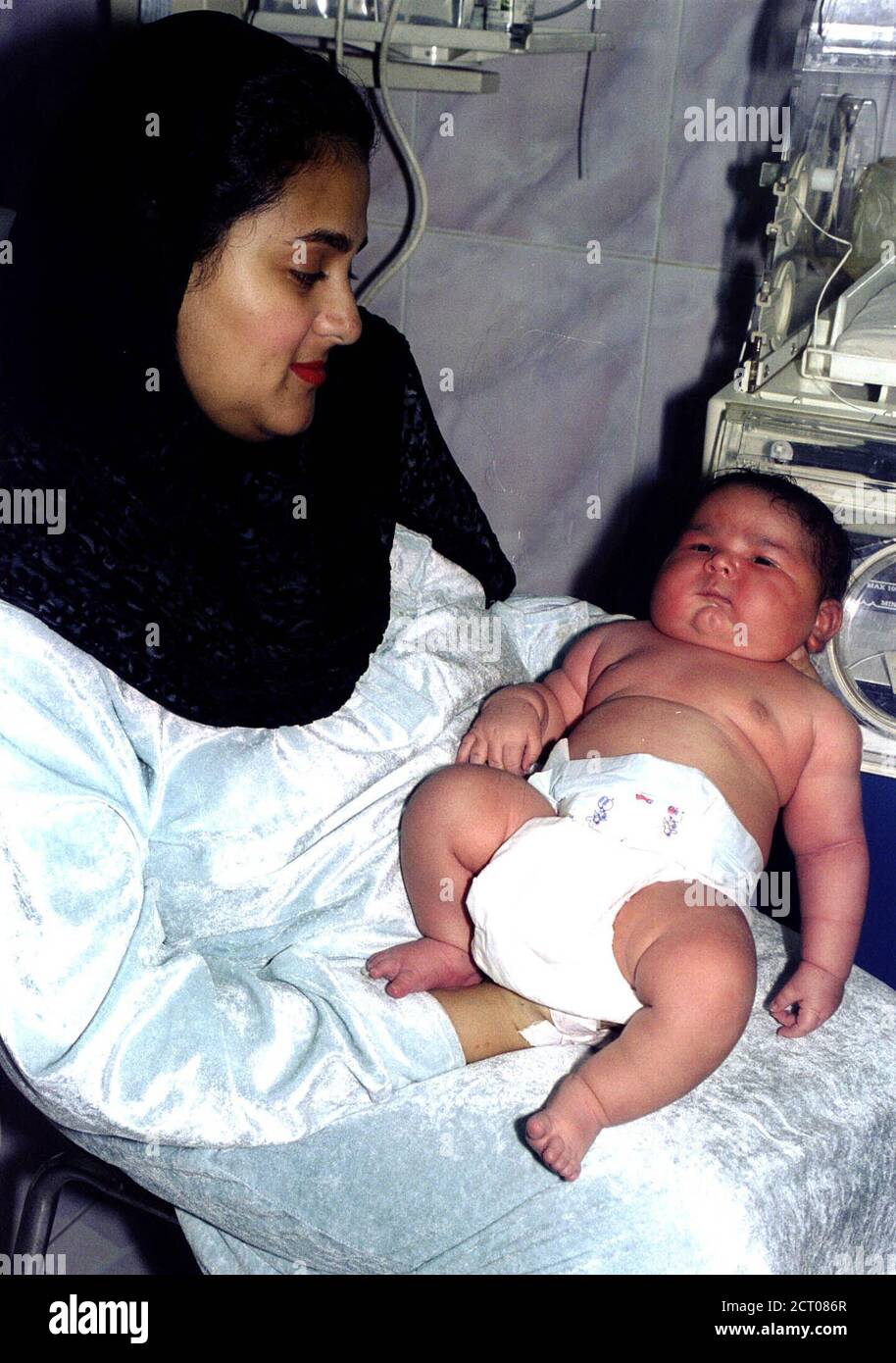 La Orgullosa Madre Egipcia Abir Mira A Su Recien Nacido Bebe Karim Adel Abdel Radek Pesando Un Enorme Siete Kg 15 Libras Seis Onzas 26 De Febrero El Padre Del Bebe Karim La Orgullosa Madre Egipcia Abir Mira A Su Recien Nacido Bebe Karim Adel Abdel Radek Pesando Un Enorme Siete Kg 15 Libras Seis Onzas 26 De Febrero El Padre Del Bebe Karim