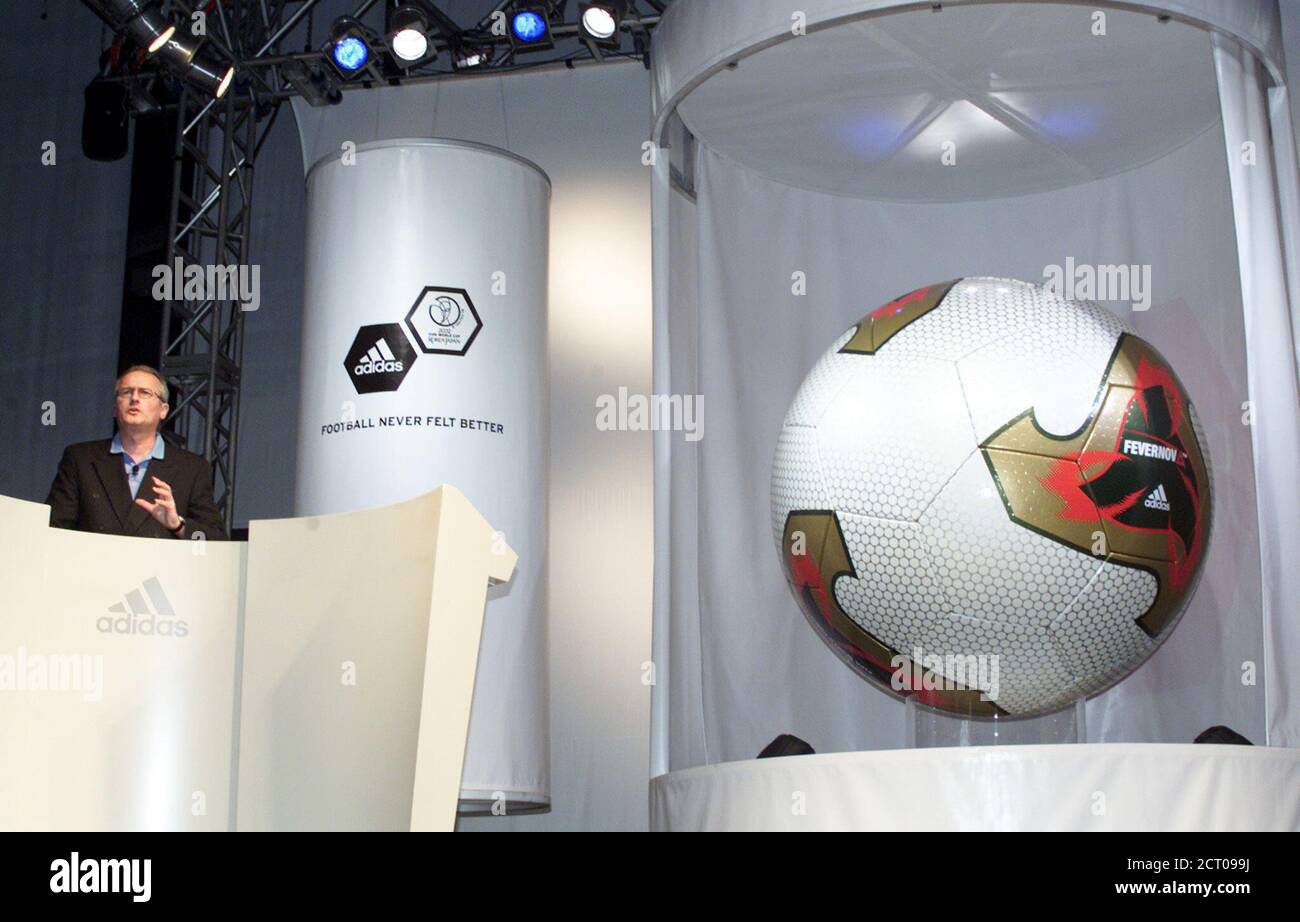 Guenter Pfau, Director de producto de Adidas Football presenta el nuevo  balón oficial de la Copa Mundial de la FIFA 2002, el Adidas Fevernova en el  centro de BEXCO, el lugar del