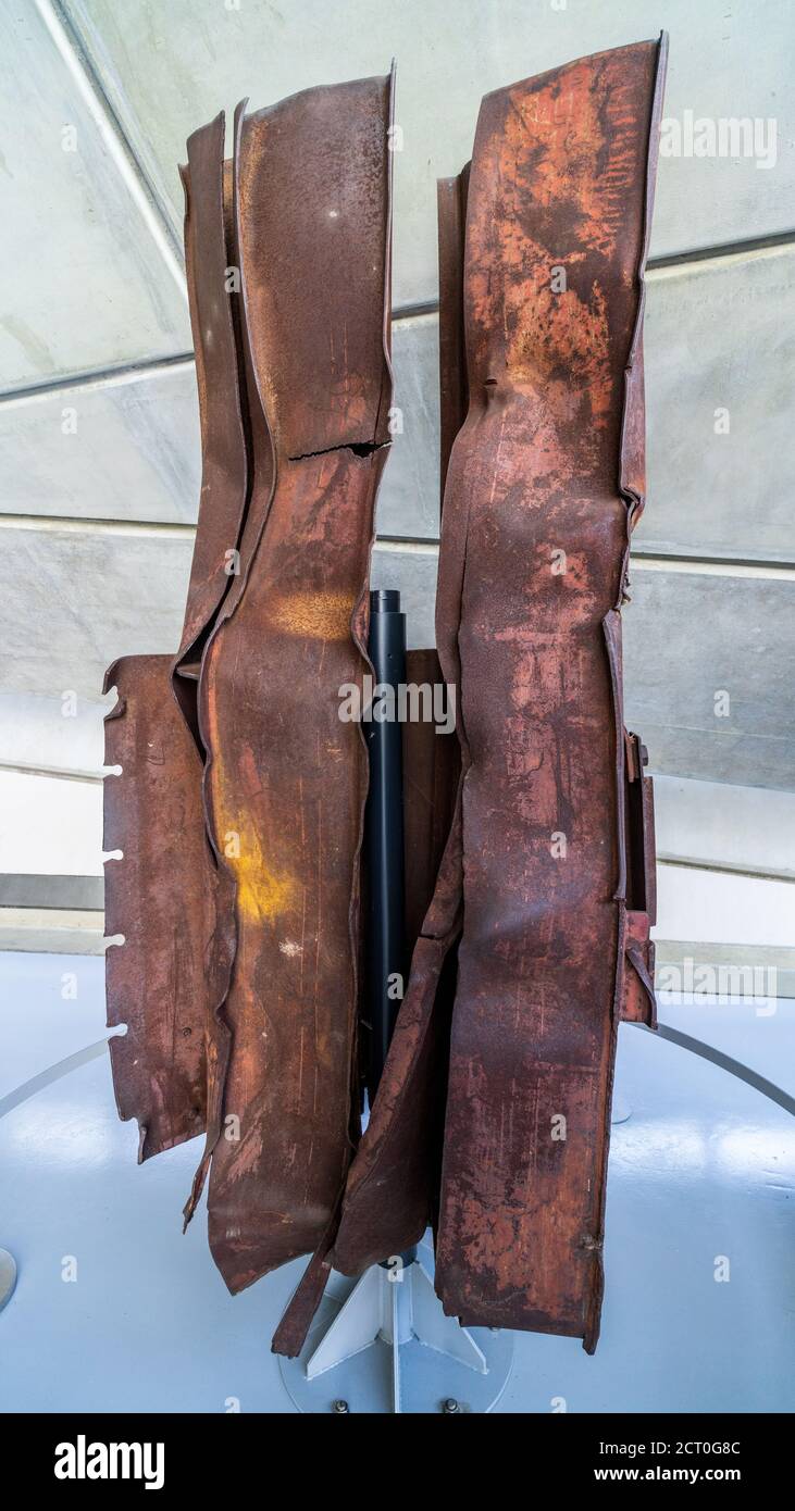 Torres Gemelas vigas - sección de acero retorcido y oxidado del colapsado World Trade Center en el American Air Museum en IWM Duxford Reino Unido. Foto de stock