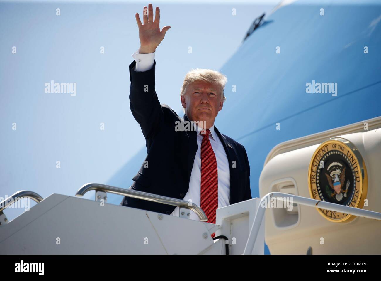 El presidente de Estados Unidos, Donald Trump, se va a Marines cuando sale de la Estación Aérea del cuerpo de Infantería de Marina Yuma en Yuma, Arizona, EE.UU., 22 de agosto de 2017. REUTERS/Joshua Roberts Foto de stock