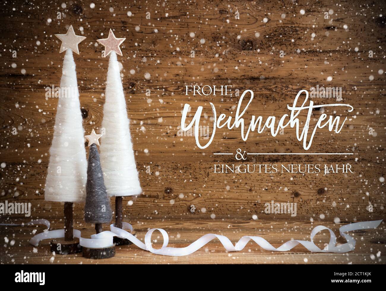Árbol de Navidad Blanco, Gutes Neues Jahr significa Feliz año Nuevo, copos de nieve Foto de stock
