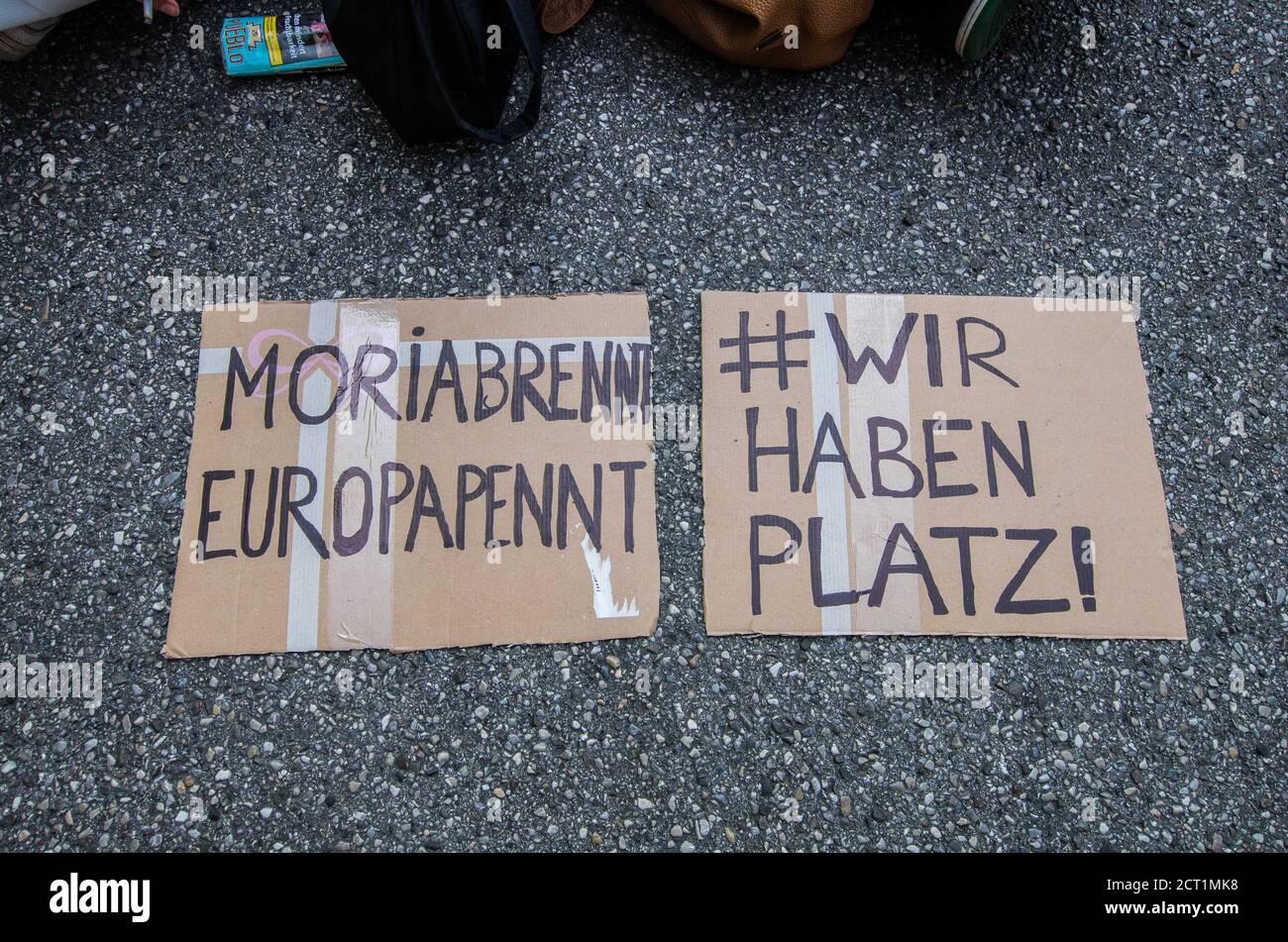 Munich, Baviera, Alemania. 20 de septiembre de 2020. Organizado por la organización Seebruecke, más de 1,000 residentes de Munich, Alemania se unieron a otras ciudades y se manifestaron en Goetheplatz y marcharon a la Staatskanzlei para una inmediata acogida de migrantes y refugiados del campamento Moria para migrantes y refugiados en Lesbos, Grecia. El campamento fue diseñado originalmente para 3,000 residentes y finalmente se elevó a 13,000 en el momento en que un disparo destruyó el 99% de él. Crédito: ZUMA Press, Inc./Alamy Live News Foto de stock