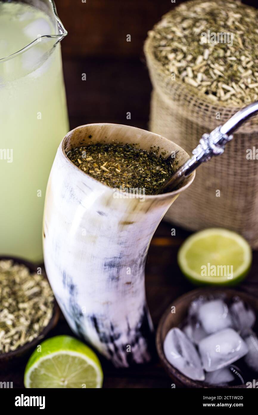 Tereré o Tererê, es una bebida sudamericana, consumida en Brasil, Argentina  y Uruguay, hecha con la infusión de yerba mate en agua fría. Preparación de  bebidas Fotografía de stock - Alamy