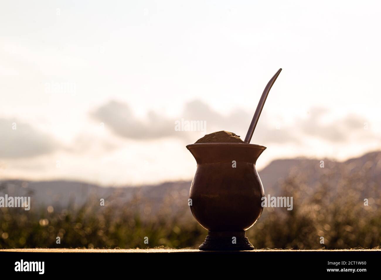 Gaucho yerba mate té, el chimarão, bebida típica brasileña, tradicionalmente en un cuiade bombona palo calabaza contra fondo de madera. Rio Grande do Foto de stock