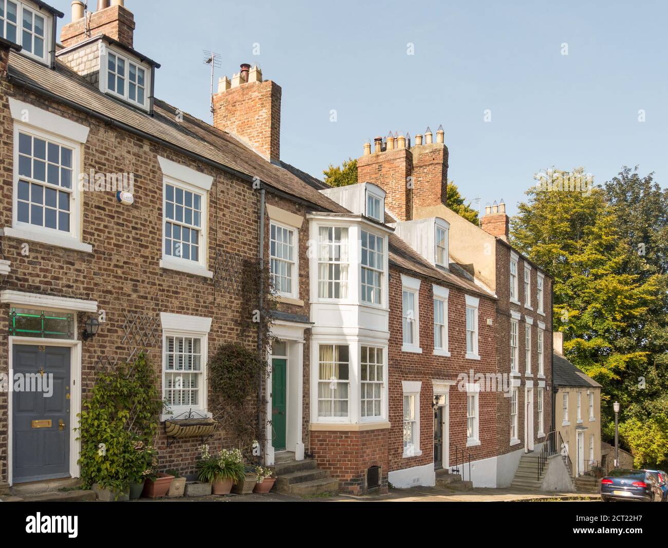 Una fila o terraza de casas de los siglos 18 y 19, edificios de la lista, en South Street, ciudad de Durham, Co. Durham Inglaterra Reino Unido Foto de stock