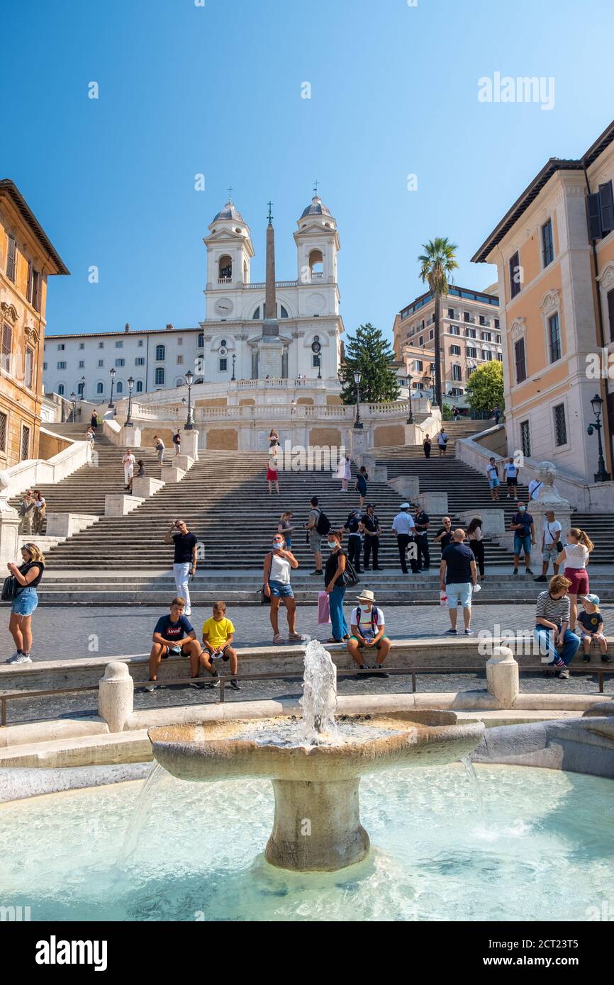 Roma Septiembre 2020, la escalinata Española en Roma, Italia. El famoso lugar es un gran ejemplo de estilo barroco romano con personas con protección bucal Foto de stock