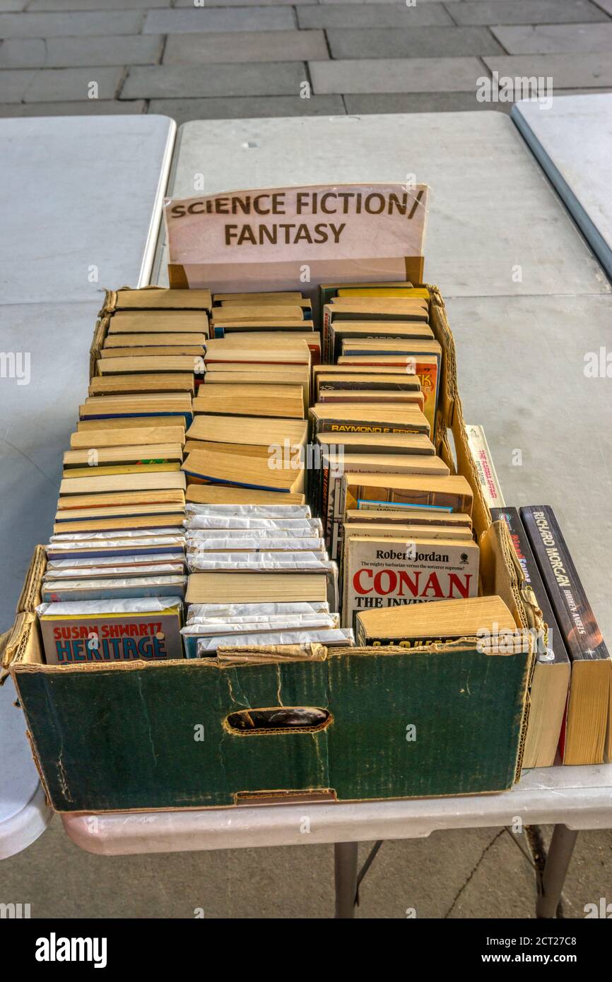 Caja de ciencia ficción de segunda mano y libros de fantasía para la venta  en un puesto de libros Fotografía de stock - Alamy