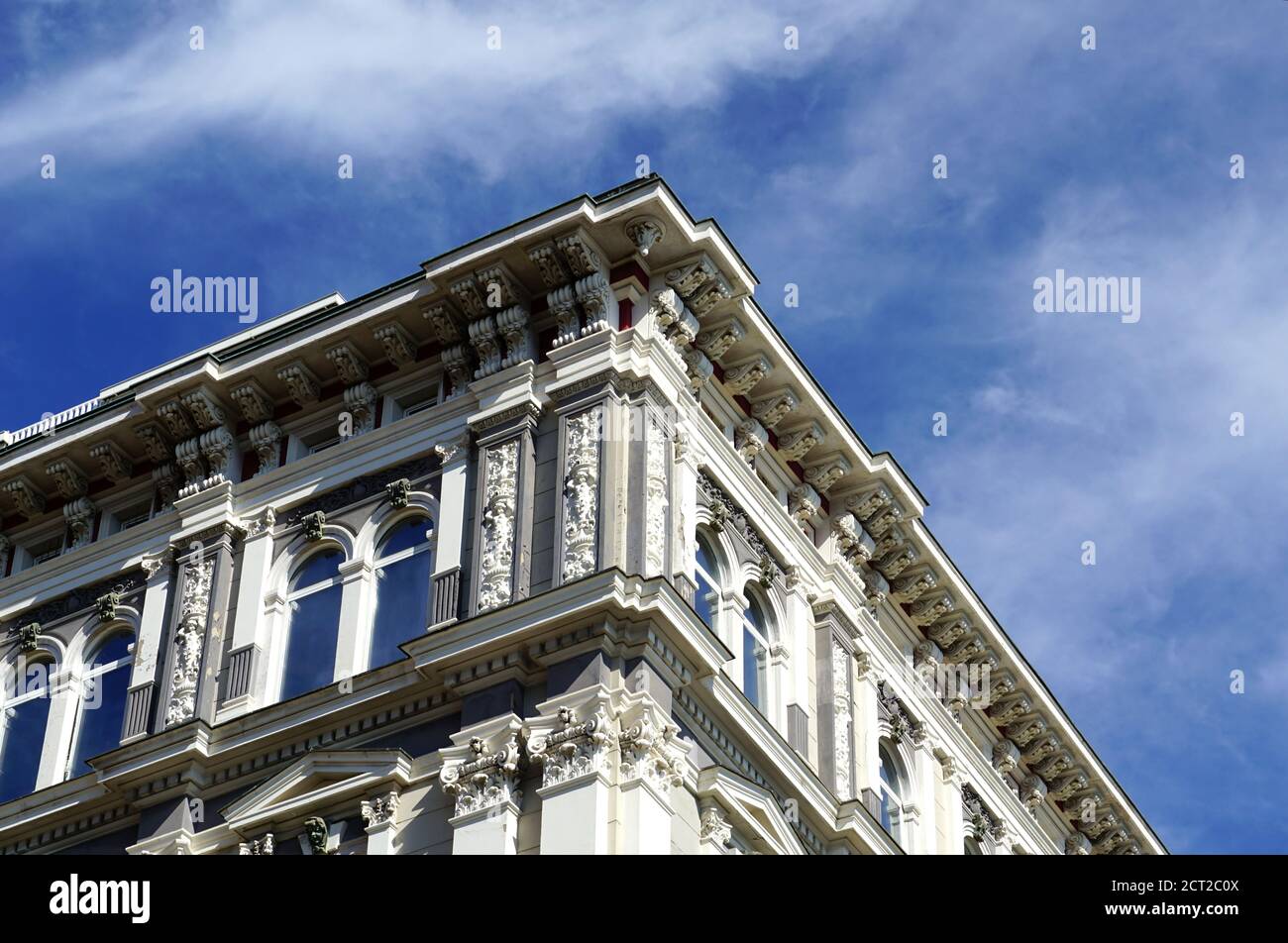 Detalles arquitectónicos en una fachada del edificio construido a partir de la siglo xix Foto de stock