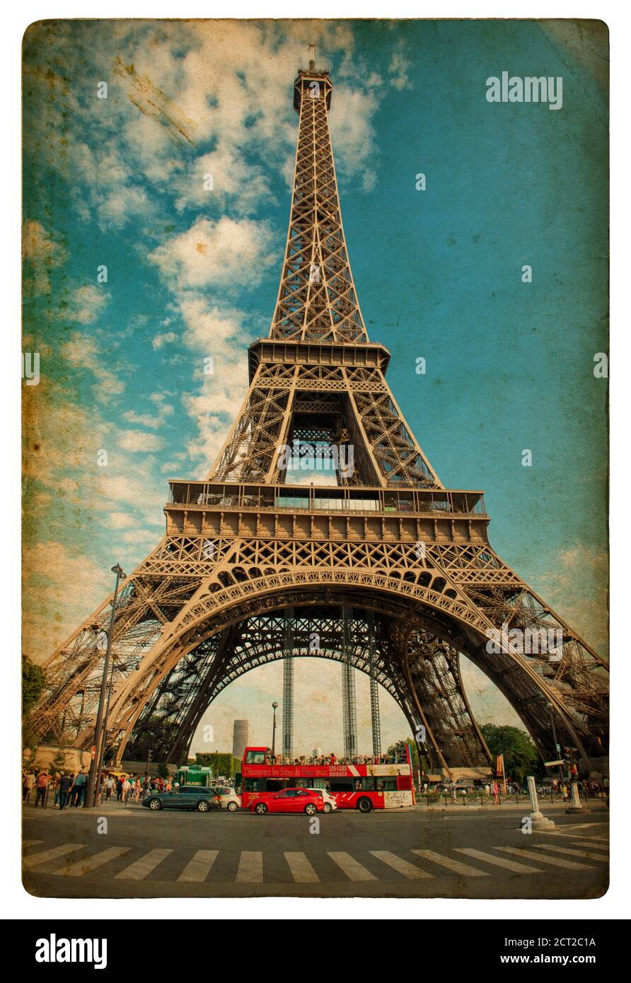 La Torre Eiffel (la Tour Eiffel) en París sobre el cielo azul nublado. Imagen de diseño de estilo vintage Foto de stock