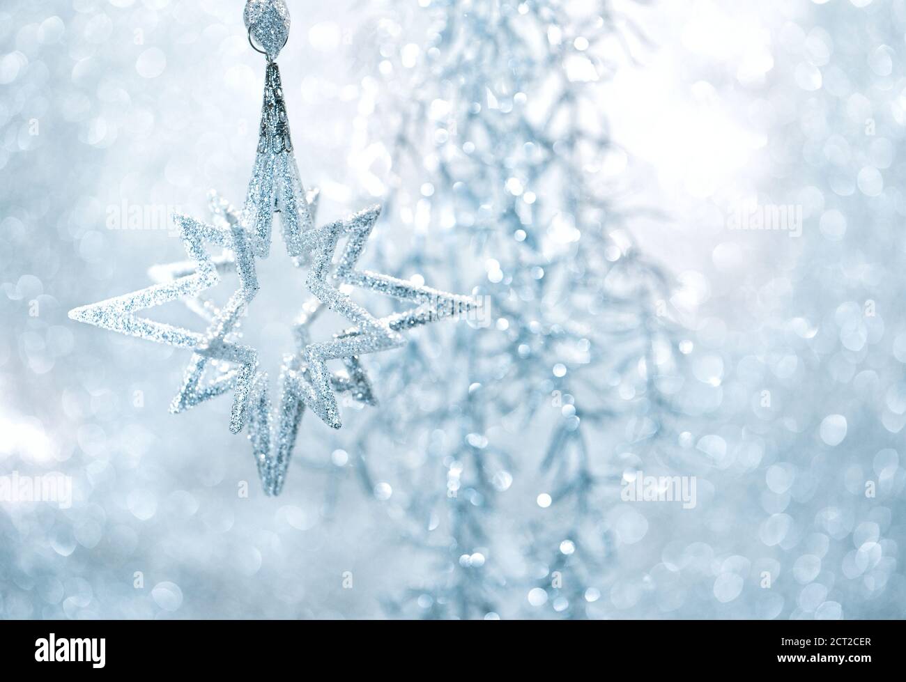 Adorno de decoración de Navidad sobre fondo borroso Foto de stock