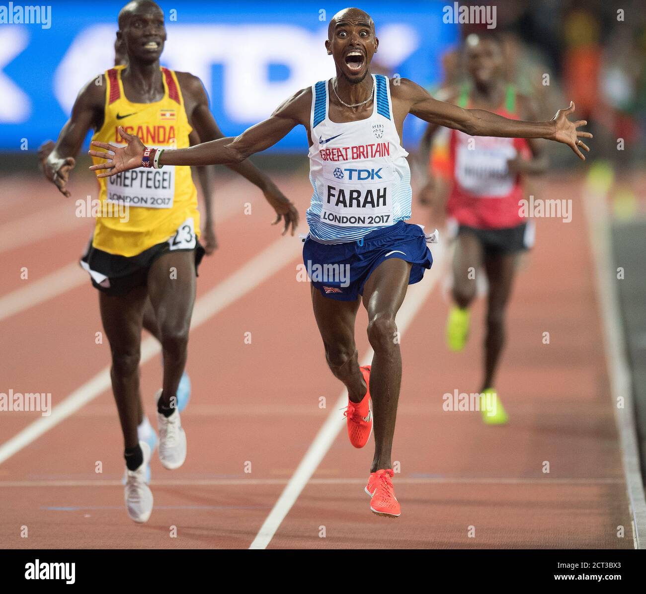 Mo Farah celebra ganar los 10.000m. Campeonato Mundial de Atletismo 2017 Copyright Foto © Mark Pain / Alamy Foto de stock