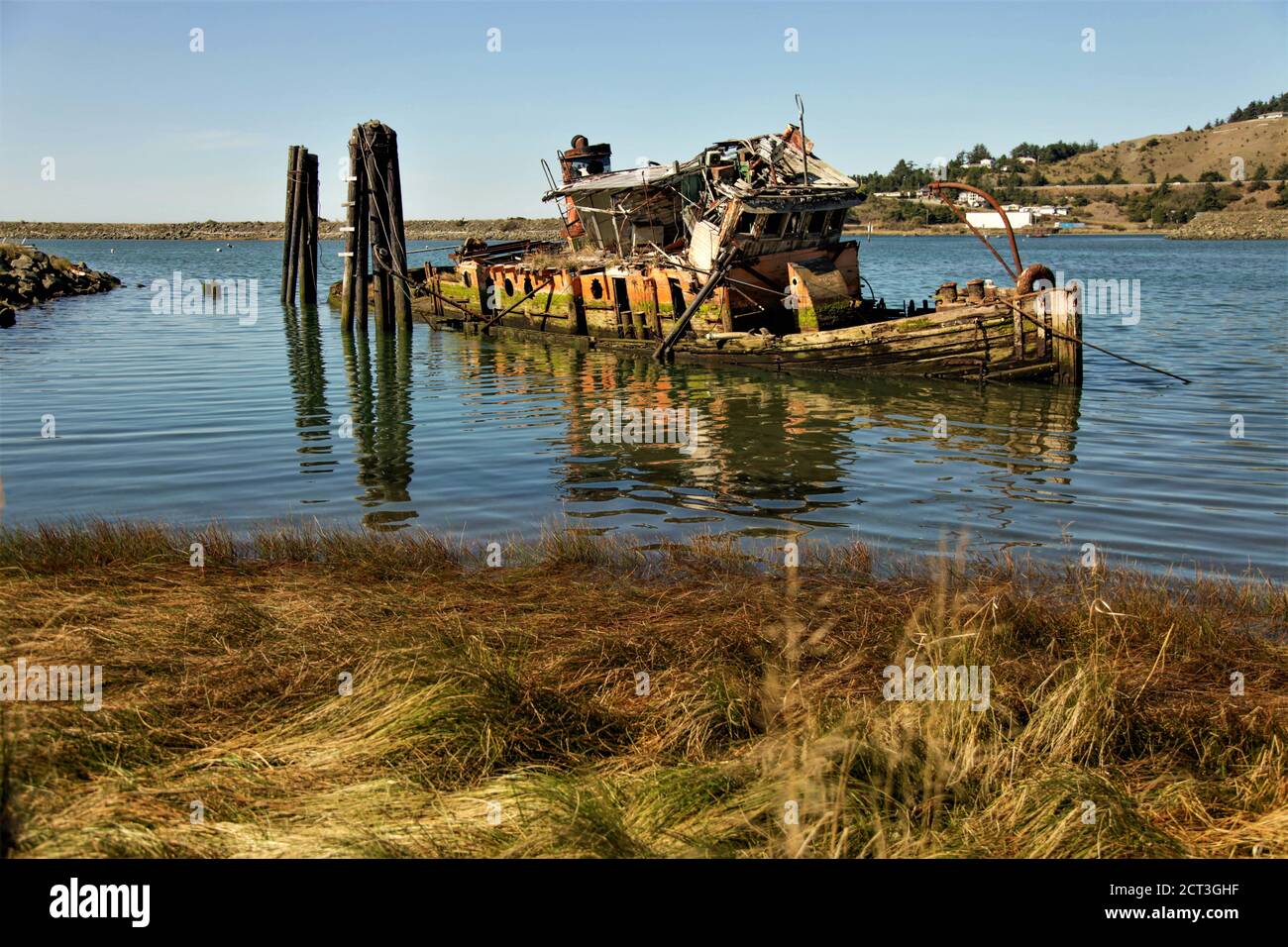 Barco de pesca hundido y descomponido en la costa sur de Oregón Foto de stock