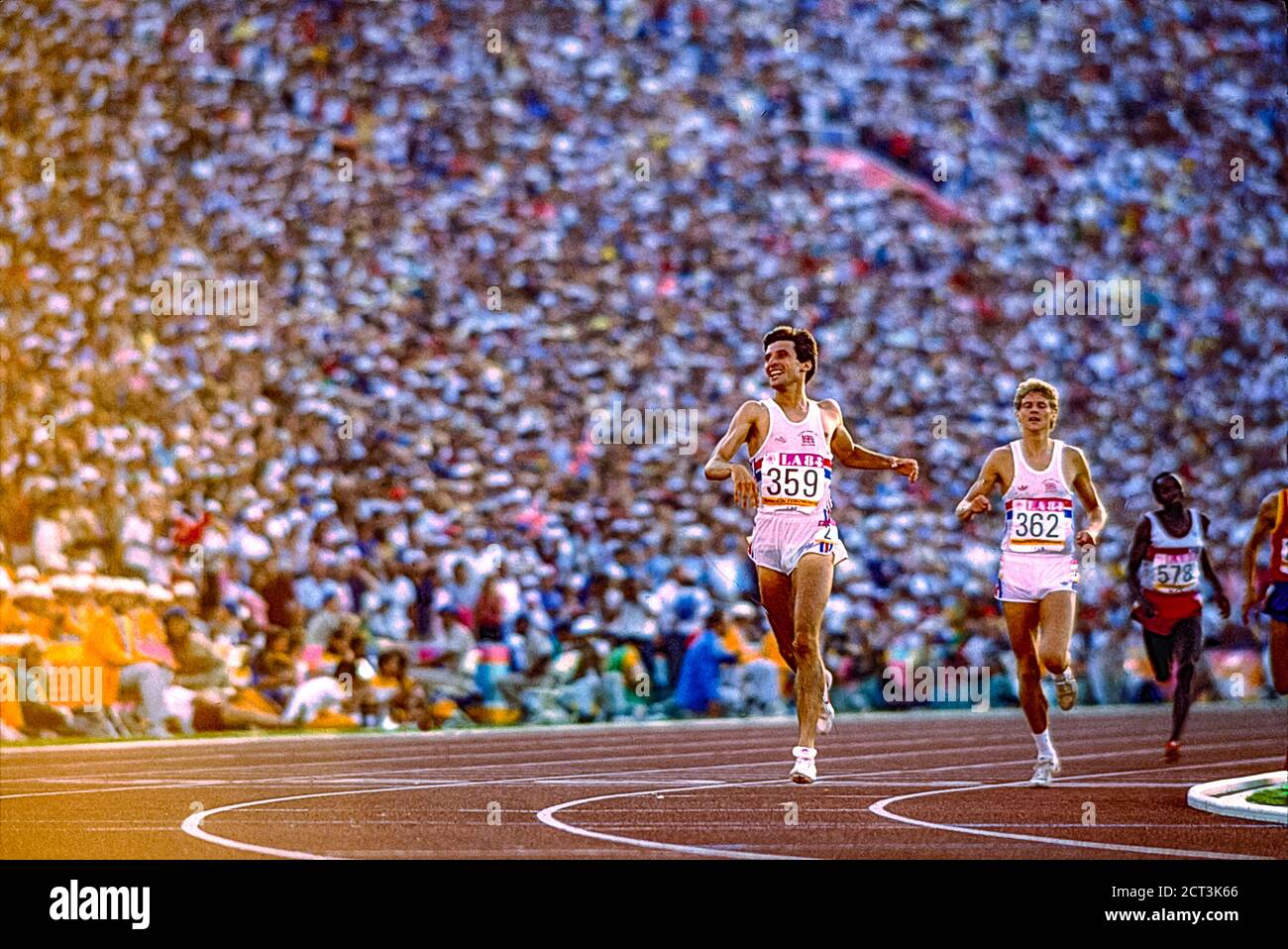 SEB Coe (GBR) winnig el 1500m derrotando a Steve Cram (GBR) Por la medalla de oro en los Juegos Olímpicos de Verano de 1984 Olímpico Foto de stock