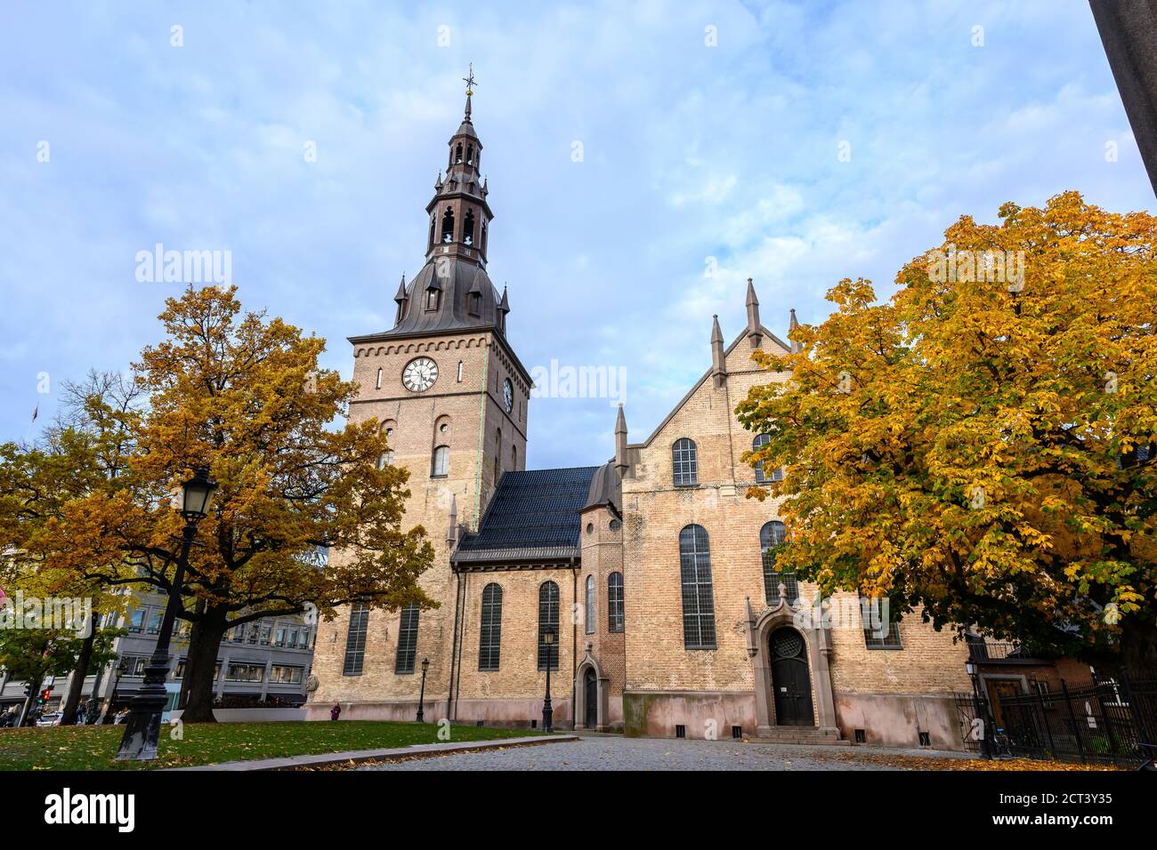 En el patio de la Catedral de Oslo en el otoño los árboles en el jardín de las hojas se vuelven de color amarillo y naranja. Hermoso, por la noche el cielo yo Foto de stock