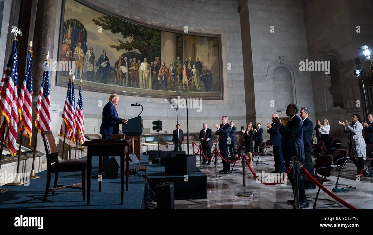 WASHINGTON DC, EE.UU. - 17 de septiembre de 2020 - el presidente estadounidense Donald J. Trump firma el día de la Constitución, el día de la Ciudadanía y la Semana de la Constitución 2020 Proclama Foto de stock